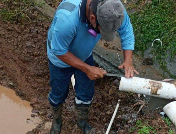 Trabajador del Idaan en medio de faena de mantenimiento.