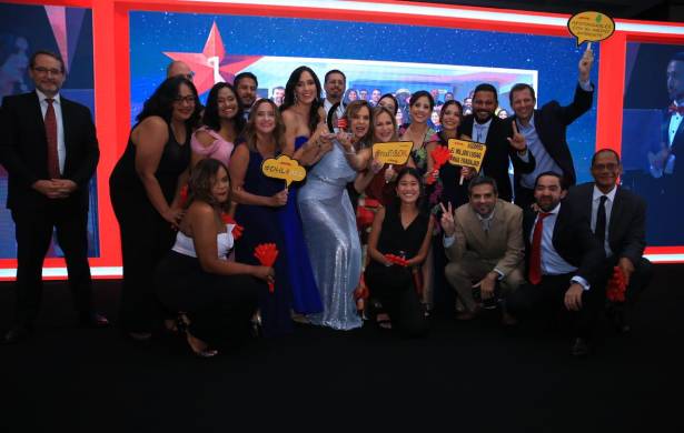 Miembros de DHL Panamá mientras reciben su premio como el Mejor Lugar para Trabajar en 2024.