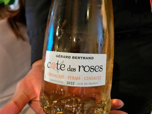 Cote des Roses, grenache, syrah, cinsault. Aromas de frutos rojos y rosas.
