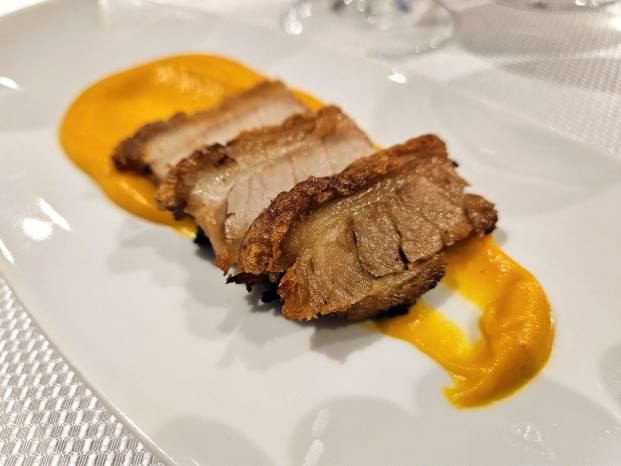 Puré cremoso de zanahorias y lascas de pork belly al horno.