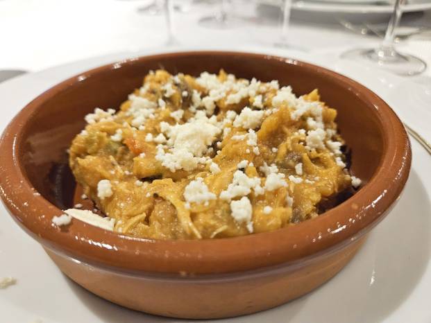 Tamal de olla con queso rallado.