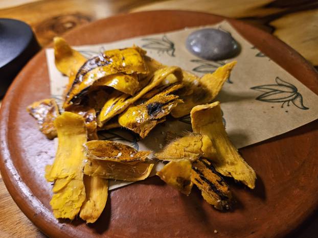 Cáscaras de pixbae con crema de cenizas de berenjena.