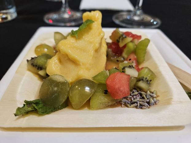 Helado de durazno, pico de lavanda, zest de naranja, hierbabuena, ensalada de frutas.