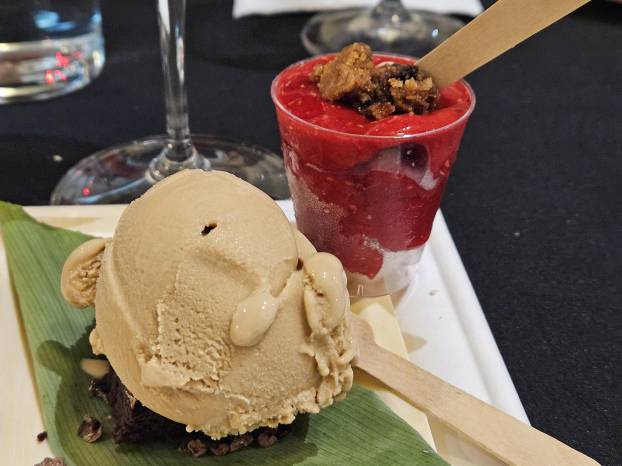 Fondant de chocolate, heladod e café, ramqeuin de frambuesa y crumble de speculoos.