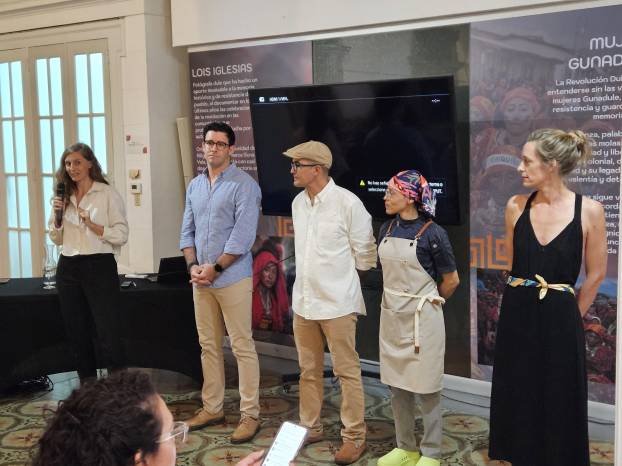 Pauline Villemagne, directora de la Alianza francesa presenta a Eduardo Aguirre, Stephane Thomas, Lorena MArtínez y Noemie Fouquet.