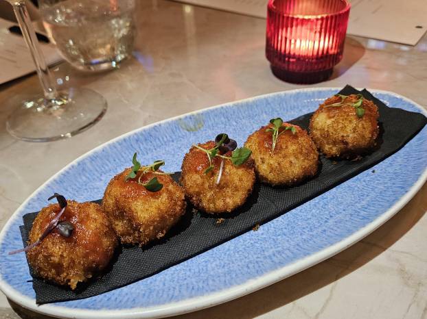 Croquetas de chorizo tableño con mermelada de ají trompito.