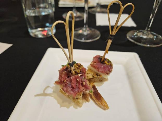 Sourdough foccacia, mostaza a la antigua tropical, mozzarella fresca, Provence salame al fennel e higo seco.