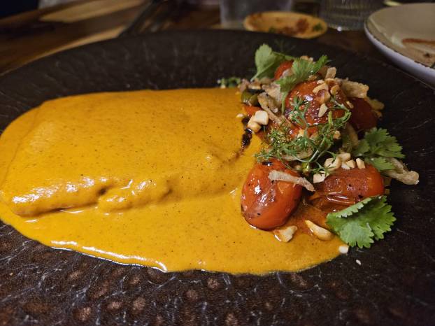 Tamal de plátano y mole blanco.