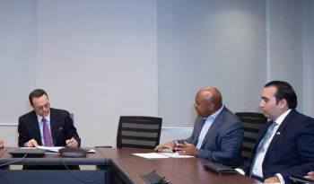 El ministro de Comercio e Industrias, Julio Moltó, el ministro de la Presidencia, Juan Carlos Orillac, y el secretario Nacional de Energía, Juan Urriola, reunidos con los inversionistas neoyorquinos y japoneses