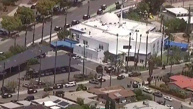 La policía cerró accesos de la autopista Interestatal 805 y estableció un centro de reunificación en una iglesia cercana para atender a las familias y garantizar la seguridad de los evacuados.