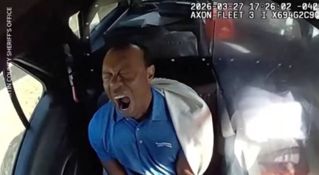 El golfista Tiger Woods fue captado dentro de un vehículo con gesto de evidente angustia y la boca entreabierta, en una imagen que rápidamente se volvió viral.