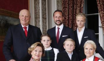 Fila de atrás (de izquierda a derecha) el rey Harald, el príncipe heredero Haakon y Marius Borg Hoiby. Al frente (de izquierda a derecha) la reina Sonja, la princesa Ingrid Alexandra, el príncipe Sverre Magnus y la princesa heredera Mette-Marit, posan durante una sesión de fotos navideñas en el Palacio Real de Oslo.