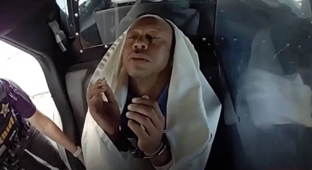 El reconocido golfista Tiger Woods aparece desorientado y cubierto con una manta en imágenes policiales grabadas tras su detención por conducir bajo los efectos de sustancias en Florida.