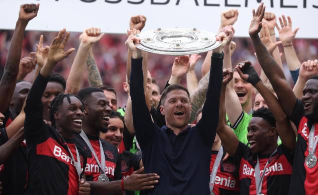 El equipo del Bayer Leverkusen celebrando el título de la Bundesliga.