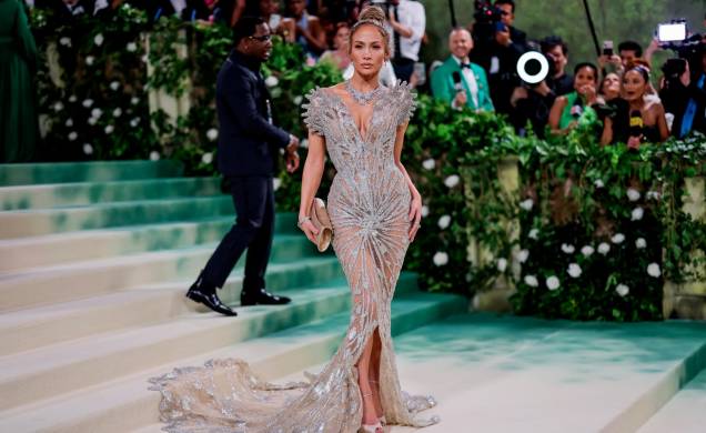 Jennifer Lopez en un vestido semitransparente de la casa Schiapparelli.