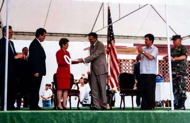 Mireya Moscoso realizando el acto de entrega de las instalaciones correspondientes a la Fundación Ciudad del Saber, el 30 de noviembre de 1999.