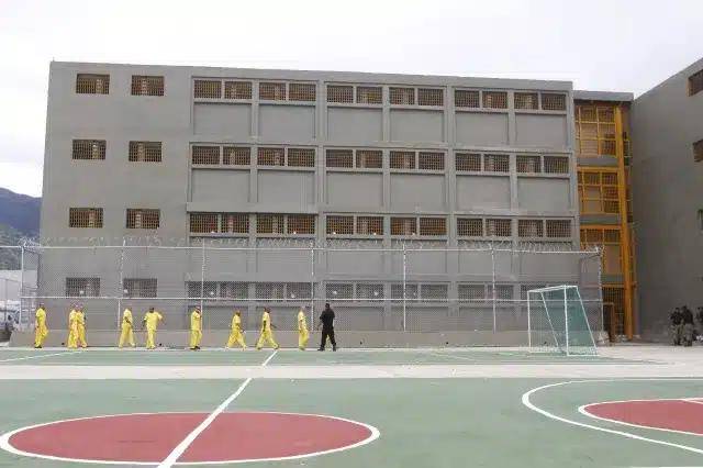 Rodeo I es considerado por organizaciones de derechos humanos como uno de los centros de detención más herméticos y militarizados de Venezuela.