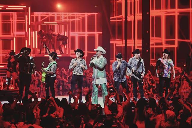 Grupo Firme celebra su triunfo en los Premios Juventud 2025 al ganar con “El beneficio de la duda” en la categoría Mejor Canción Banda Música Mexicana.