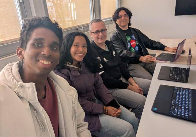 Los panameños recibieron orientación en el laboratorio.