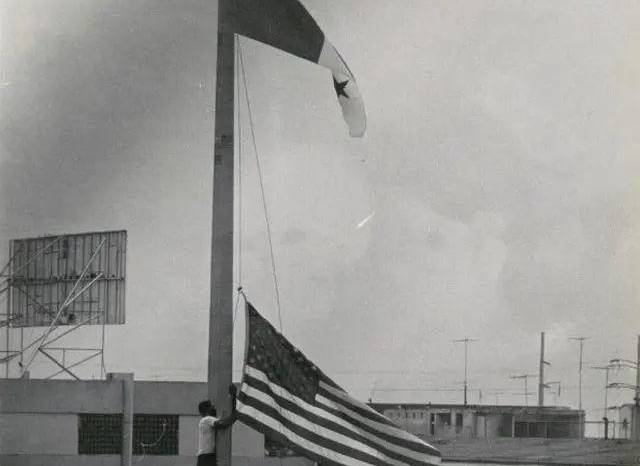 Banderas estadounidenses en la Zona del Canal sustituidas por banderas panameñas.