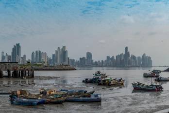 Panamá es una economía resiliente y estratégica con Canal sólido, pero enfrenta retos por deuda y déficit.