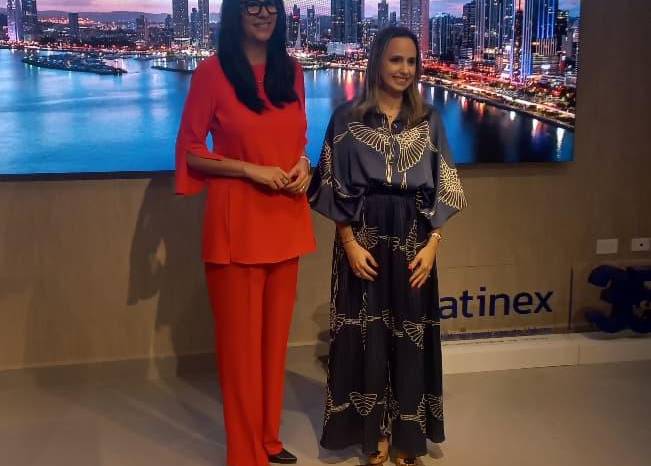 La presidenta ejecutiva de la Bolsa Latinoamericana de Valores (Latinex), Olga Cantillo, y la superintendente del Mercado de Valores, Maruquel Murgas de González.