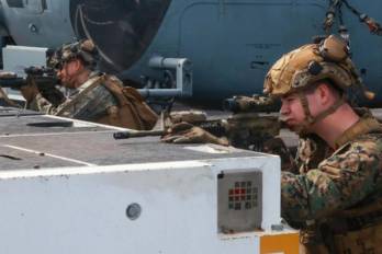 Fotografía tomada de la pagina del Servicio de Distribución de Información Visual de Defensa de marines durante una simulación en la cubierta del navío de ataque anfibio USS Iwo Jima.