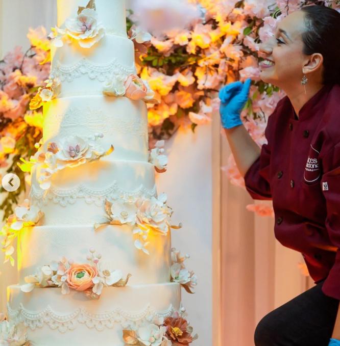 Algunas figuras tridimensionales de los pasteles artísticos requieren hasta 15 días de elaboración previa.