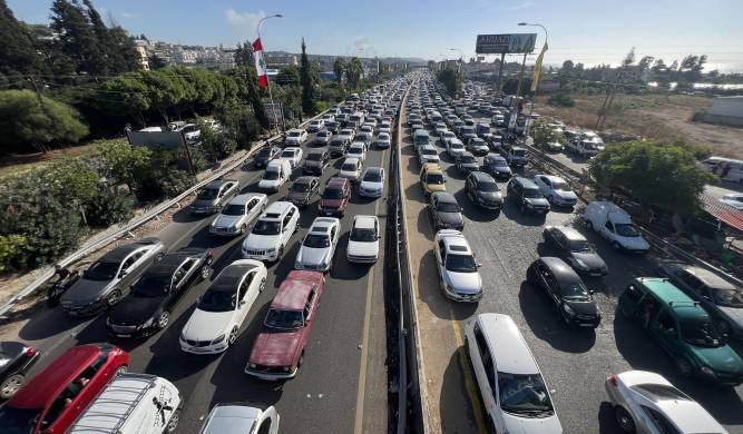 Libaneses en sus coches abandonan sus hogares en el sur del Líbano hacia las localidades de Sidón y Beirut, por la carretera Zahrani-Nabatieh, en la zona de Ghazieh.