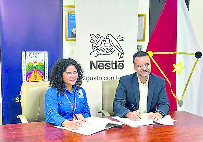 Irma Hernández, alcaldesa de San Miguelito, y Rodrigo Romera, gerente general de Nestlé Panamá.