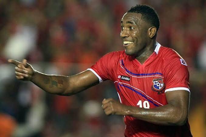 Luis Tejada vistiendo la camiseta de la selección de Panamá.