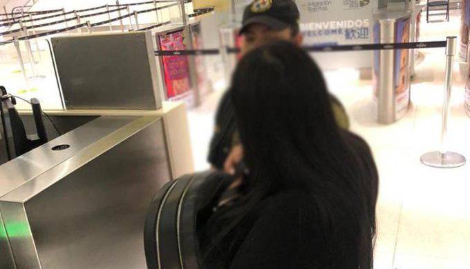 La joven procedía de Europa y está requerida por la presunta comisión de delitos relacionados con drogas y blanqueo de capitales.