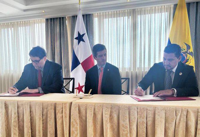 Firma de convenio de intercambio de información tributaria entre Panamá y Ecuador.