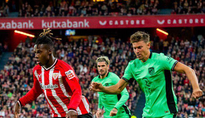 Atlético de Madrid y Athletic tienen en común el parecerse sus camisetas principales por el rojo y blanco a rayas verticales que suelen vestir como locales, aunque son diferentes en sus propuestas de juego.