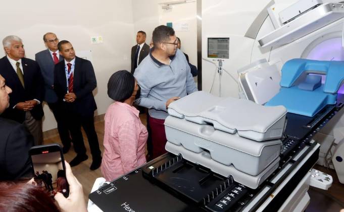 El presidente Mulino realizó un recorrido por el Hospital Cancerológico de la Ciudad de la Salud.