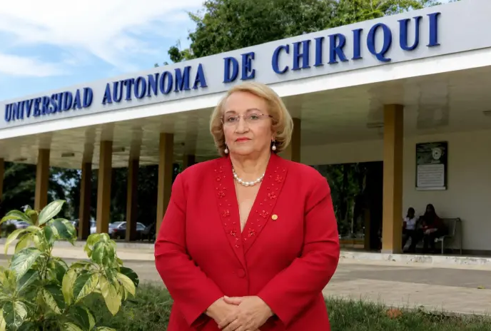 Etelvina de Bonagas presenta renuncia.