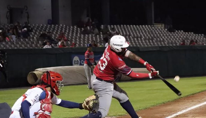 Acciones entre el equipo de Panamá Metro y Coclé en la semfinal del Campeonato Nacional de Béisbol Mayor.