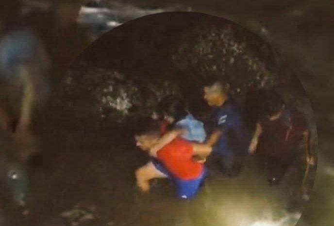 Estas estudiantes fueron sorprendidas por la crecida cuando intentaban cruzar uno de los ríos más caudalosos de la zona.