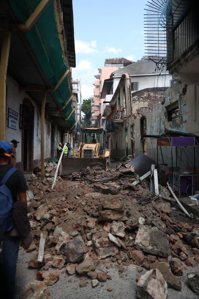 Materiales como ladrillos, concreto y restos de madera bloquea por completo el paso.