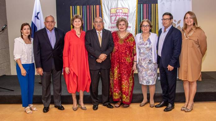 De izquierda a derecha: Vilma Moreno de Arias, Rodrigo Moreno Jr., Mercedes Eleta de Brenes, Simón Tejeira, Mary Morgan, Dra. Carmen Báez de Ulloa, Dr. Luis Katz y Analisa Villalaz de Laffitte.
