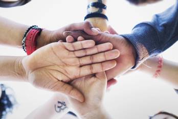 Benali sostiene que la participación juvenil debe ir más allá de los espacios consultivos y traducirse en una presencia real de los jóvenes en la toma de decisiones políticas y públicas.
