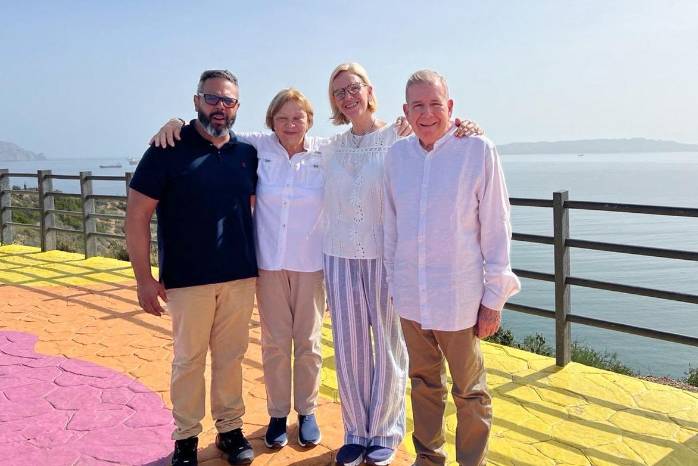 Esta foto, publicada el 7 de enero de 2025 por la familia González López, muestra al líder opositor venezolano Edmundo González Urrutia (der.) posando con su familia (de izq. a der.): su yerno Rafael Tudares, su esposa Mercedes López y su hija Mariana González López en Venezuela.