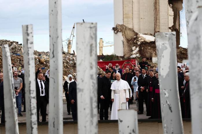 El papa León XIV reza en silencio en el lugar de la explosión en el puerto de Beirut de agosto de 2020, durante su primer viaje apostólico, en Beirut, Líbano, el 2 de diciembre de 2025. EFE/EPA/YARA NARDI / POOL