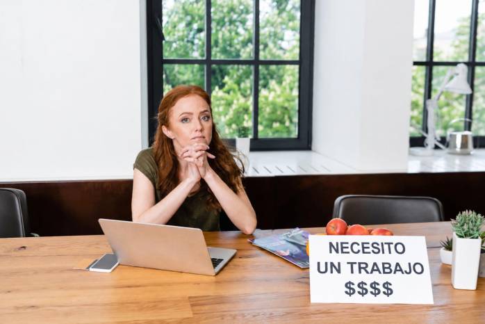Una imagen ilustrativa mejorada con IA donde se muestra a una persona buscando empleo donde las aspiraciones salariales del sector junior promedian los $795 mensuales.