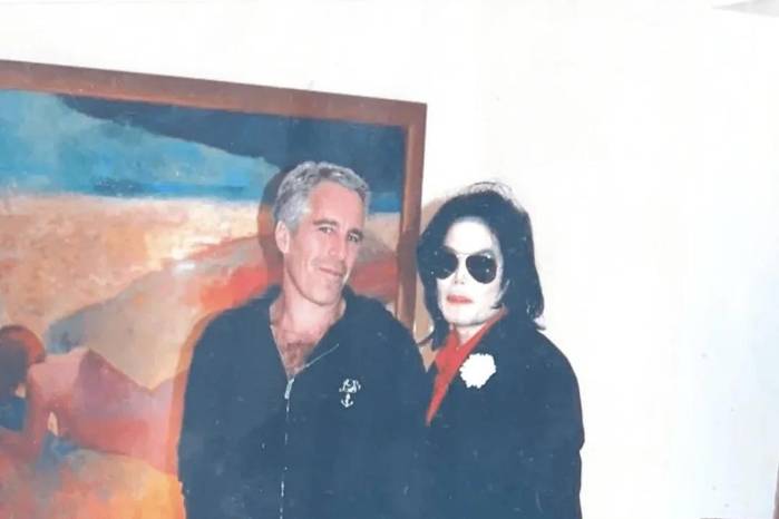 USA7371. WASHINGTON (ESTADOS UNIDOS), 19/12/2025.- Fotografía sin fecha específica de toma, publicada por el Departamento de Justicia de Estados Unidos (DOJ) dentro de los archivos del caso del pederasta Jeffrey Epstein donde aparece posando junto al cantante Michael Jackson. El DOJ publicó este viernes miles de archivos del caso Epstein, entre los que figuran imágenes de Clinton y fotografías de figuras del espectáculo como Mick Jagger y Michael Jackson. EFE/ Departamento de Justicia de Estados Unidos (DOJ) /SOLO USO EDITORIAL/ NO VENTAS/ SOLO DISPONIBLE PARA ILUSTRAR LA NOTICIA QUE ACOMPAÑA (CRÉDITO OBLIGATORIO)