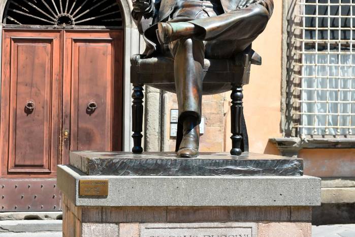 Monumento a Giacomo Puccini en Lucca, Italia
