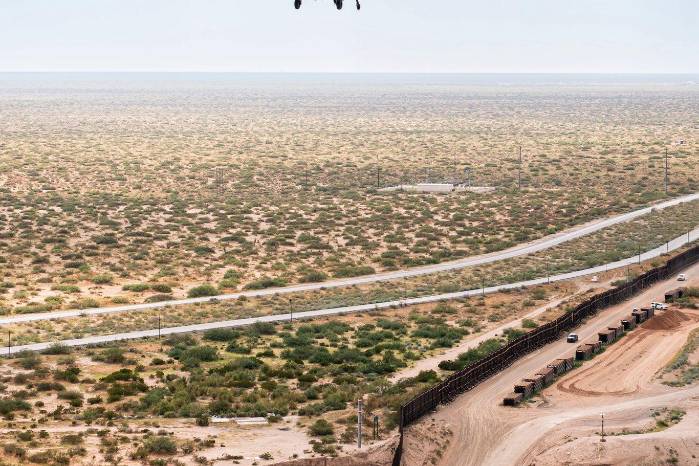 Noem indicó que se construyen aproximadamente 800 metros diarios, reforzando la infraestructura fronteriza con avanzadas tecnologías como cámaras y sensores