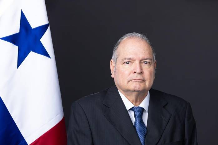 José Luis Andrade, ministro del MOP y Anel Flores, contralor de la República.