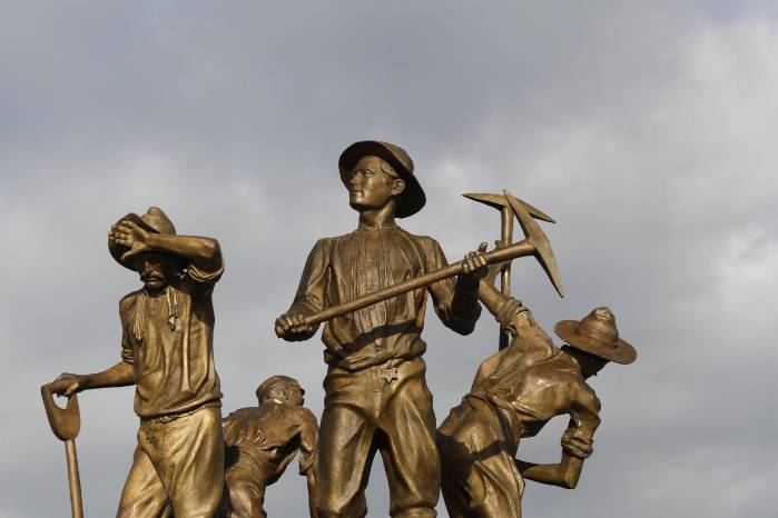 Develan monumento en honor a gallegos que trabajaron en la construcción del Canal