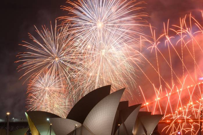 Los tradicionales fuegos artificiales sobre el puerto de Sydney durante el espectáculo de medianoche.